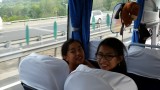 Noa en haar vriendinnetje in de bus
