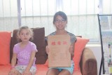 Noa krijgt haar dossier overhandigd in het kantoor van Radiant Hope