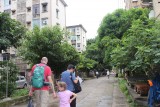 de straat waarin de pleegmoeder woont.