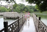 vissen voeren in het People's park in Nanning