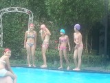 wat leuk zo'n verplichte badmuts!