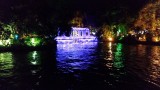 het meer by night met iets te veel lampjes