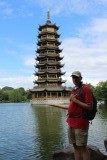 sterke, grote man tilt pagode op