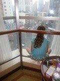 Sara geniet van het uitzicht vanuit de hotelkamer