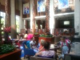 in de lobby van het hotel wachten op de bus