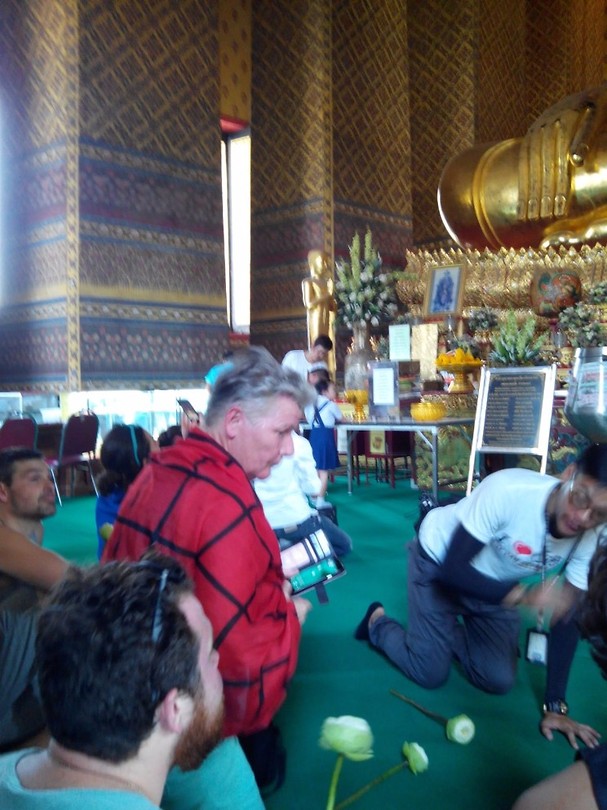 Learning how to pay respect to  Boeddha