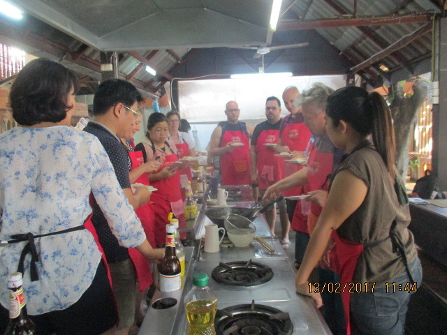Cooking class Anja cooking a Spring roll