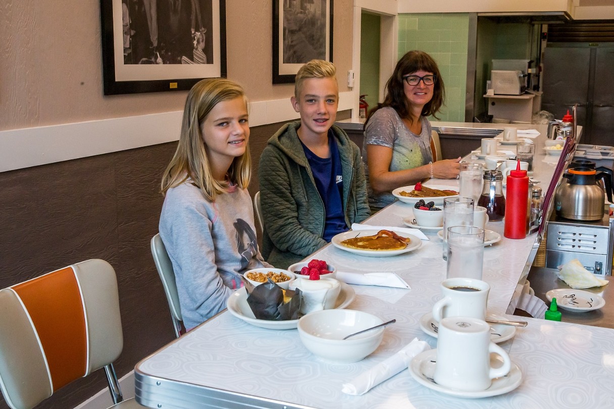ontbijten aan de bar van het grill restaurant
