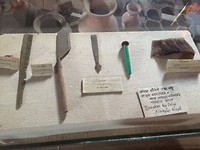 Museum: old school nagelknippers...
