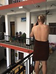 Aap op het balkon