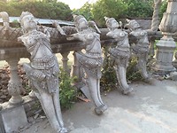 Beelden die op/aan de tempel gaan komen