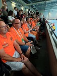 Spanning op de tribune. Even daarna ontlading bij het behalen van een punt