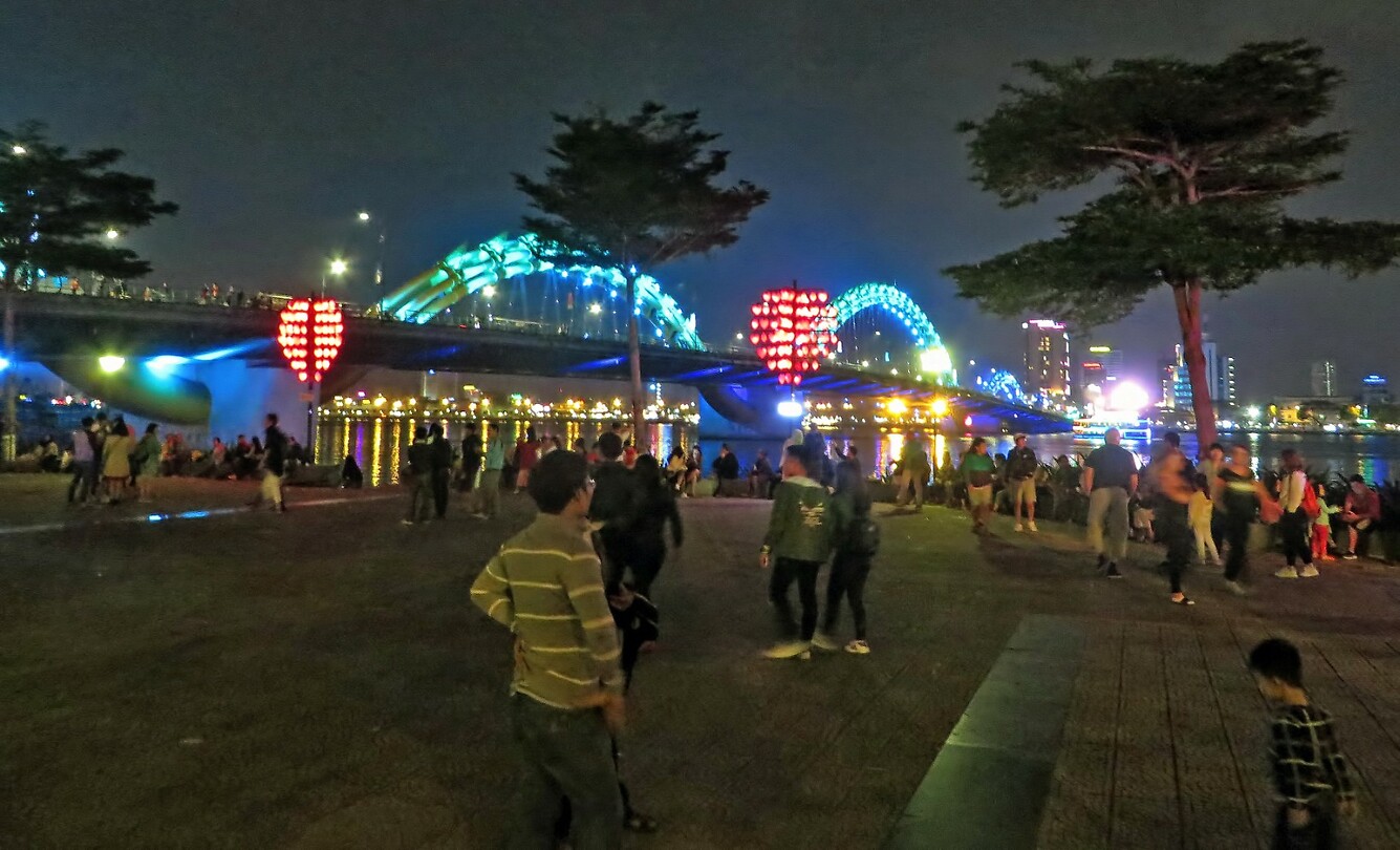 Vietnam 2019 - 03 Da Nang 07 - Drakenbrug Avond 01