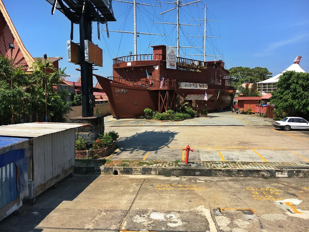 Maleisie En Java 2018 12 - Penang - Straat 15 The Ship Batu Ferringhi