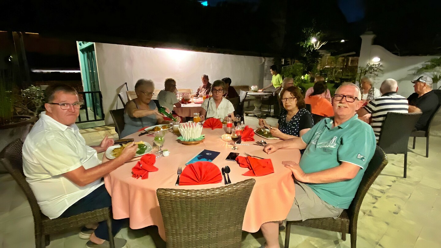 08b - Diversen - Samen Restaurant Gadjah Wong 02