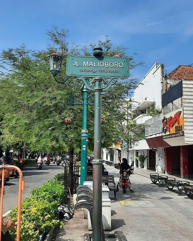 12 - Yogya - Malioborostreet Bankjes