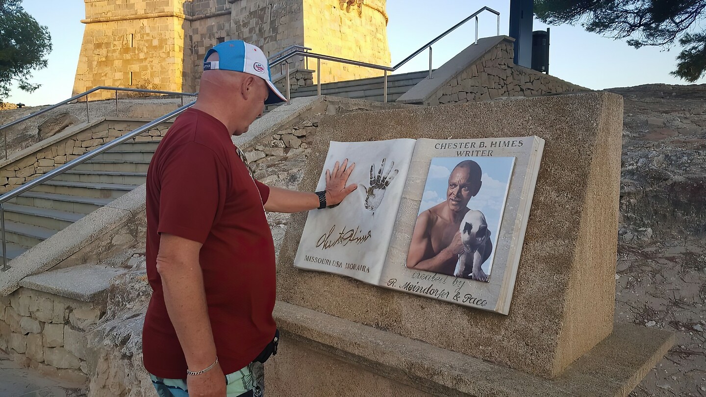 Spanje Moraira 2017 - 06 Waterval 26 Chester Himes memorial Castillo de Moraira