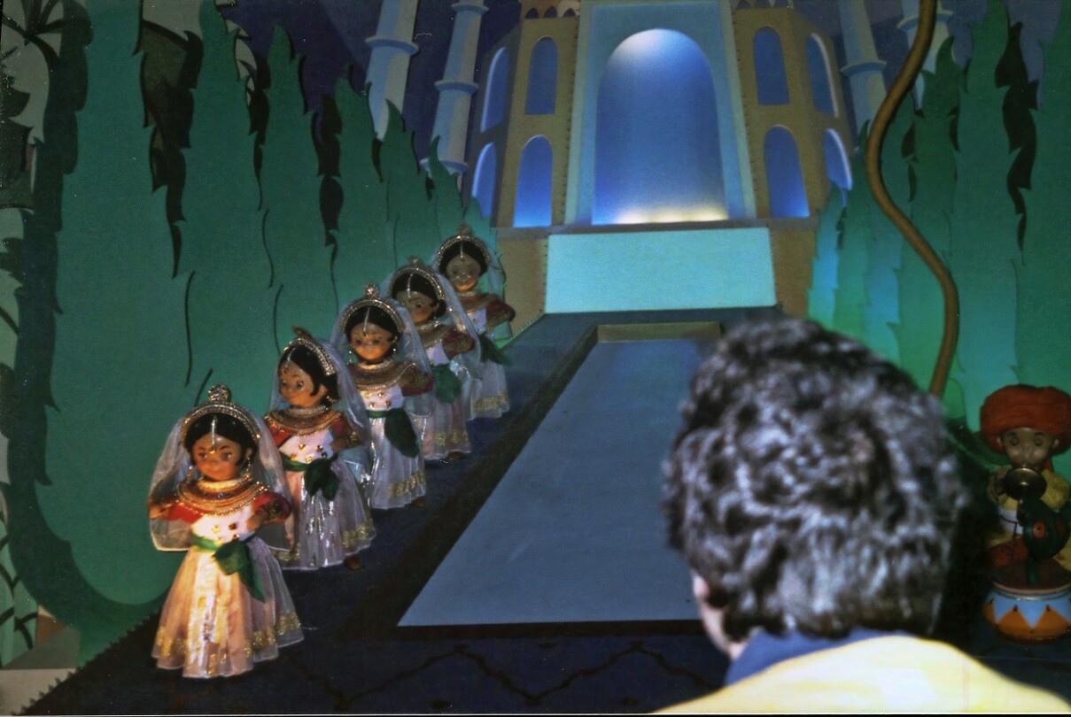 Eurodisney - Fantasyland It's A Small World 10