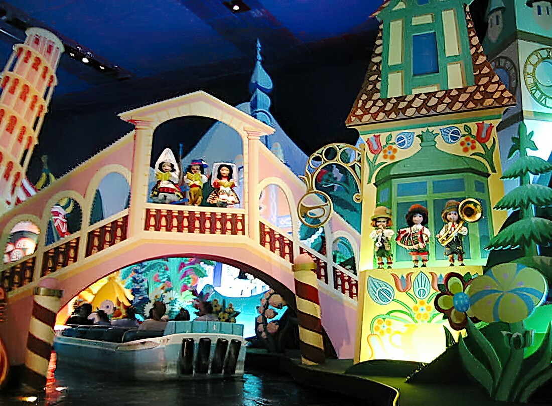 Eurodisney - Fantasyland It's A Small World 11