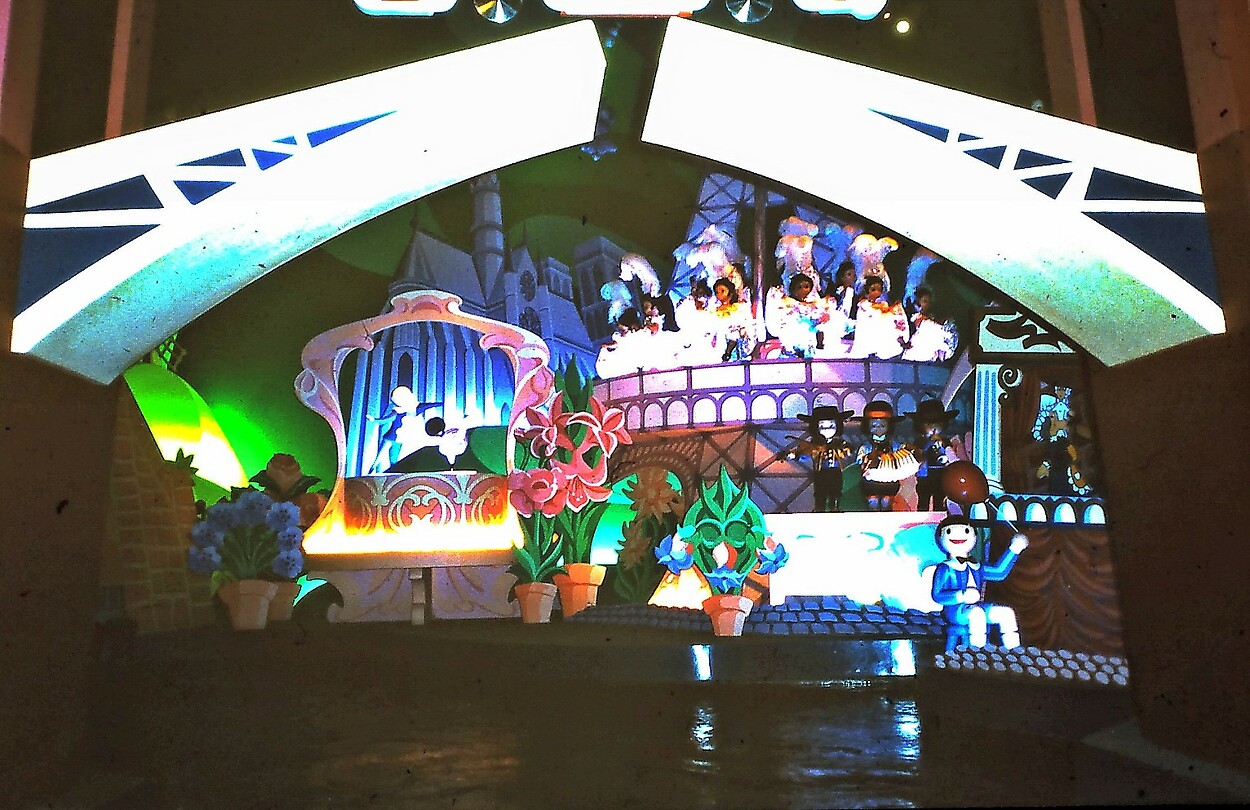 Eurodisney - Fantasyland It's A Small World 13