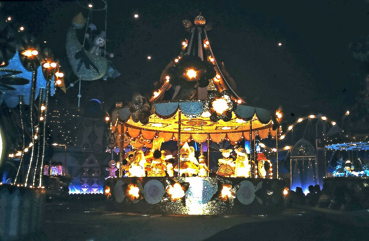 Eurodisney - Fantasyland It's A Small World 16