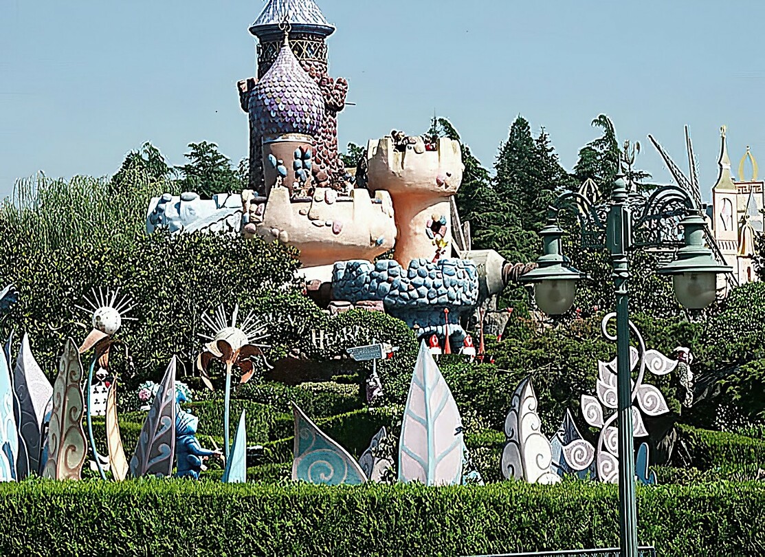 Eurodisney - Fantasyland Labyrinth 04 Alice's Curious Labyrinth