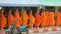 Thailand & Cambodja 2020 - Dag 41-Diversen Onderweg Monnikken In Rij