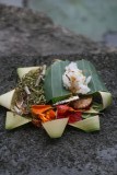 Ik struikel er nogal vaak over, ze liggen overal: hindu offerings