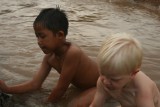 Spelenmet lokale kinderen, Ricoh