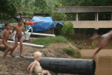 Na stoeien in rivier springen