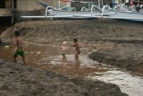 Met kindjes in amed spelen