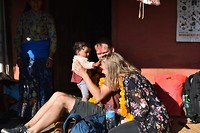 We krijgen ook van Ayaan nog een tika op ons voorhoofd
