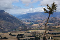 Achterin ligt Queenstown