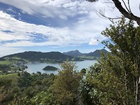 Hoe hoger hoe mooier uitzicht, Reotahi Bay
