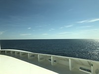 Turen over water naar de horizon