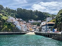 Huizenbouw tegen de bergen in Cudillero