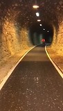 Bert fietst door tunnel