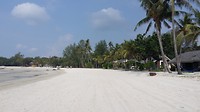 Zicht op de huisjes vanaf het strand