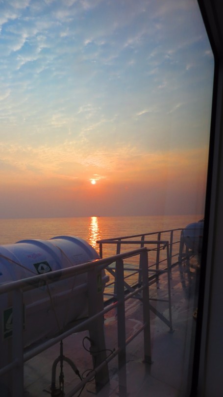 Vertrek van Bintan bij zonsondergang