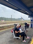 Lunchen na illegale oversteek perron