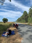Picknicken langs een lange, rechte weg