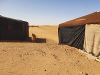 Bivak M'barek zicht op duinen