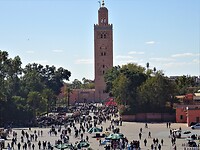 Marrakesh Plein Jamaa el-Fna met grote moskee Koutoubia