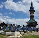 vrolijk kerkhof en achterzijde kerk maria wedergeboorte