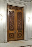 parlementsgebouw bewerkte houten deuren