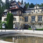 sinaia peles bij de vijver