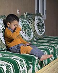 Amin met zonnebril en mobiel