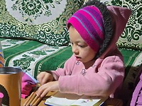 Amira geconcentreerd