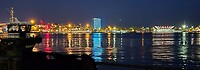 zicht  op haven  bij nacht