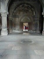 Harichavank entree kathedraal vanaf portaal